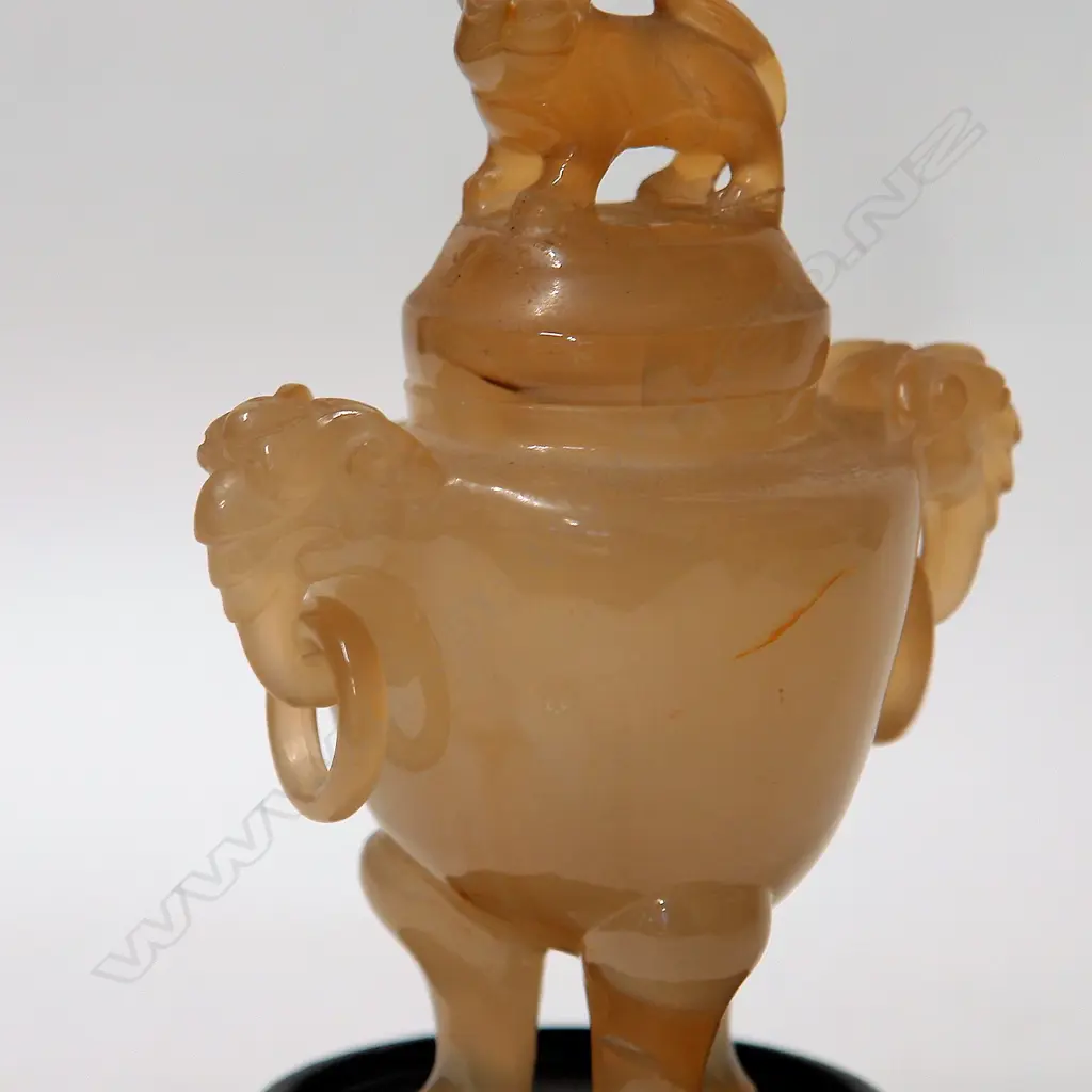 A Chinese carved agate lidded censer Image 1++