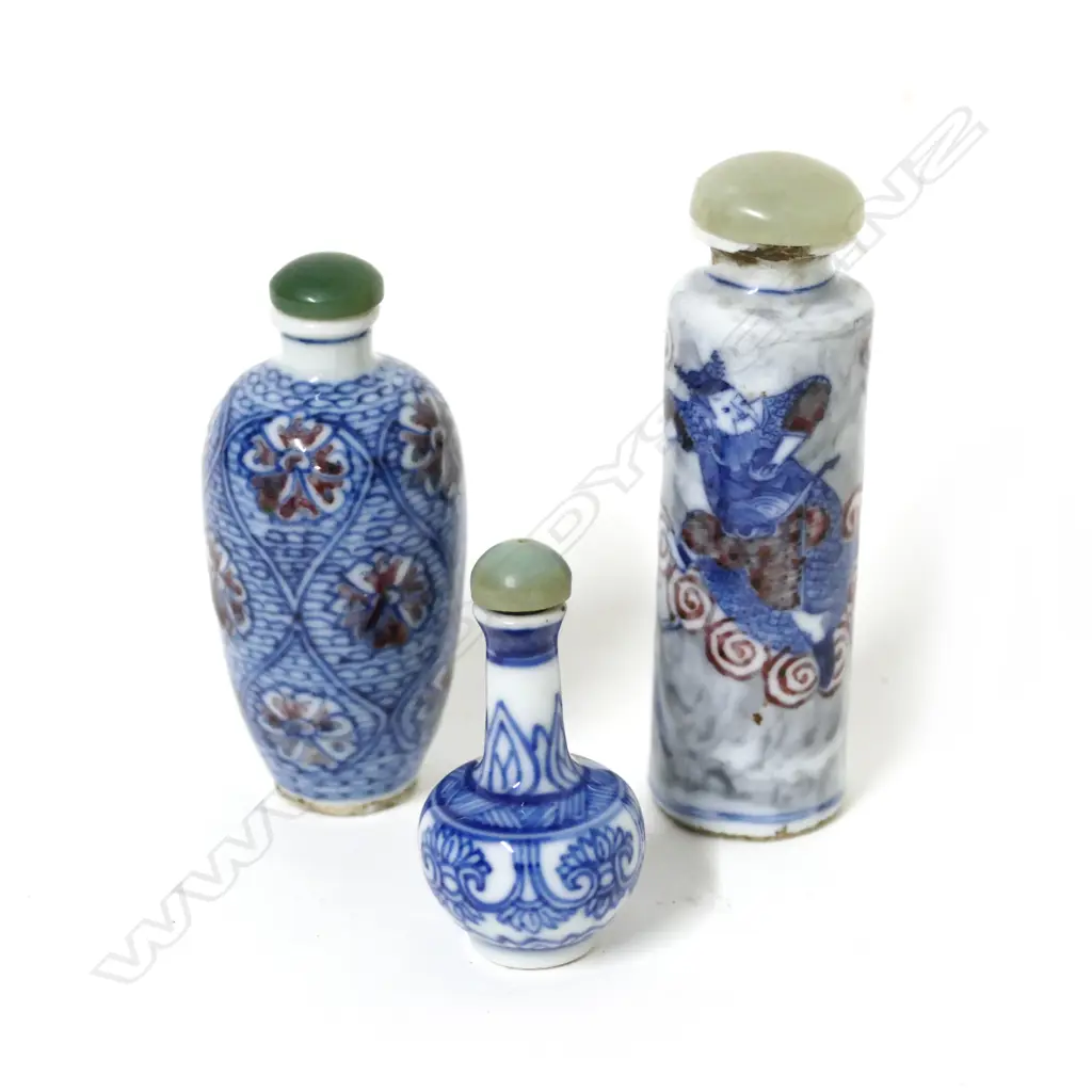 Three Chinese snuff bottles Image 1++