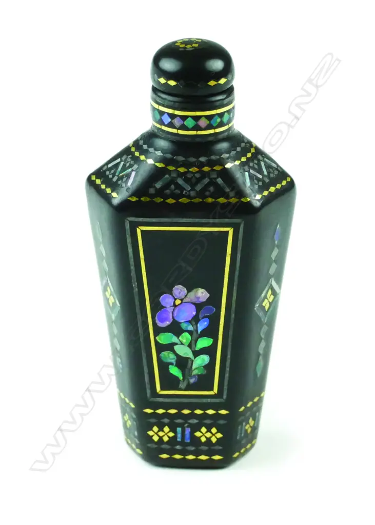 A small papier-mâché snuff bottle Image 1++