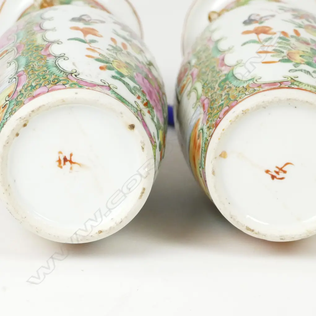 A pair of famille rose vases Image 1++