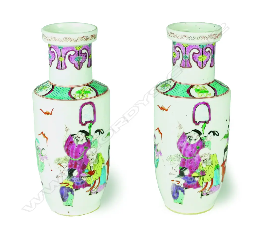 A pair of Chinese famille rose vases Image 1++