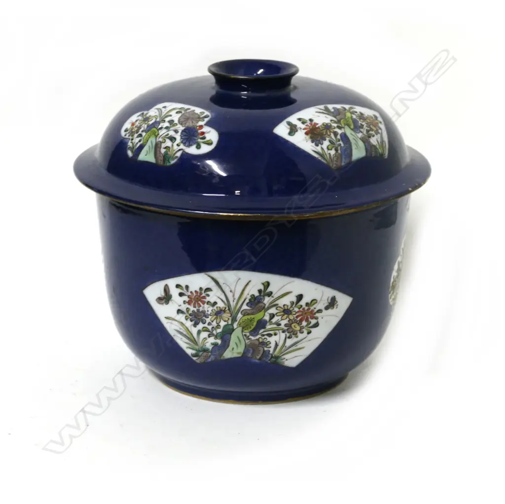 An antique Chinese decorated porcelain circular lidded jar Image 1++