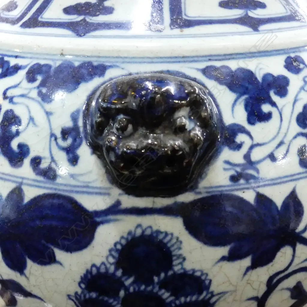 A large Chinese vase Image 1++