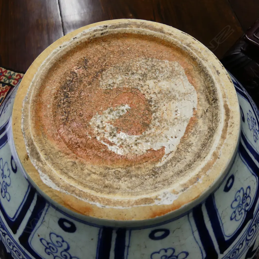 A large Chinese vase Image 1++