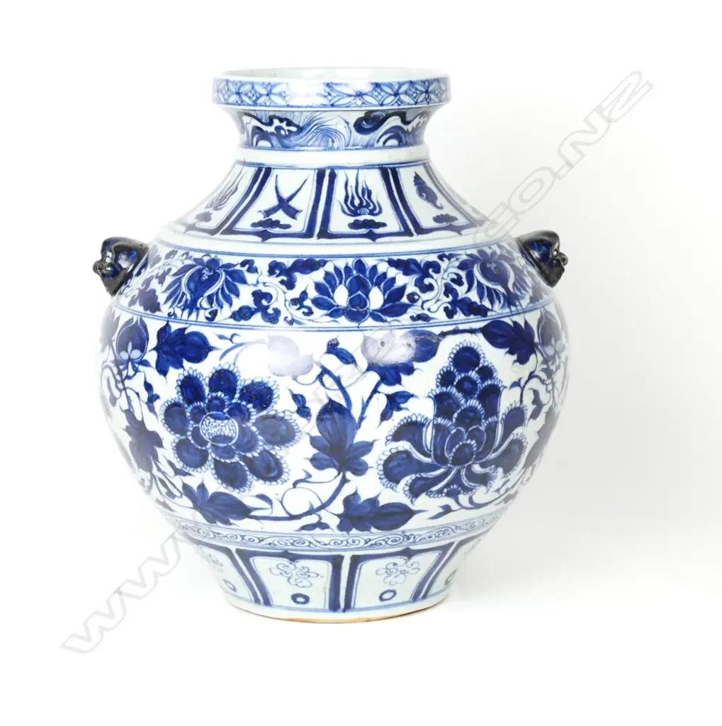 A large Chinese vase Image 1++