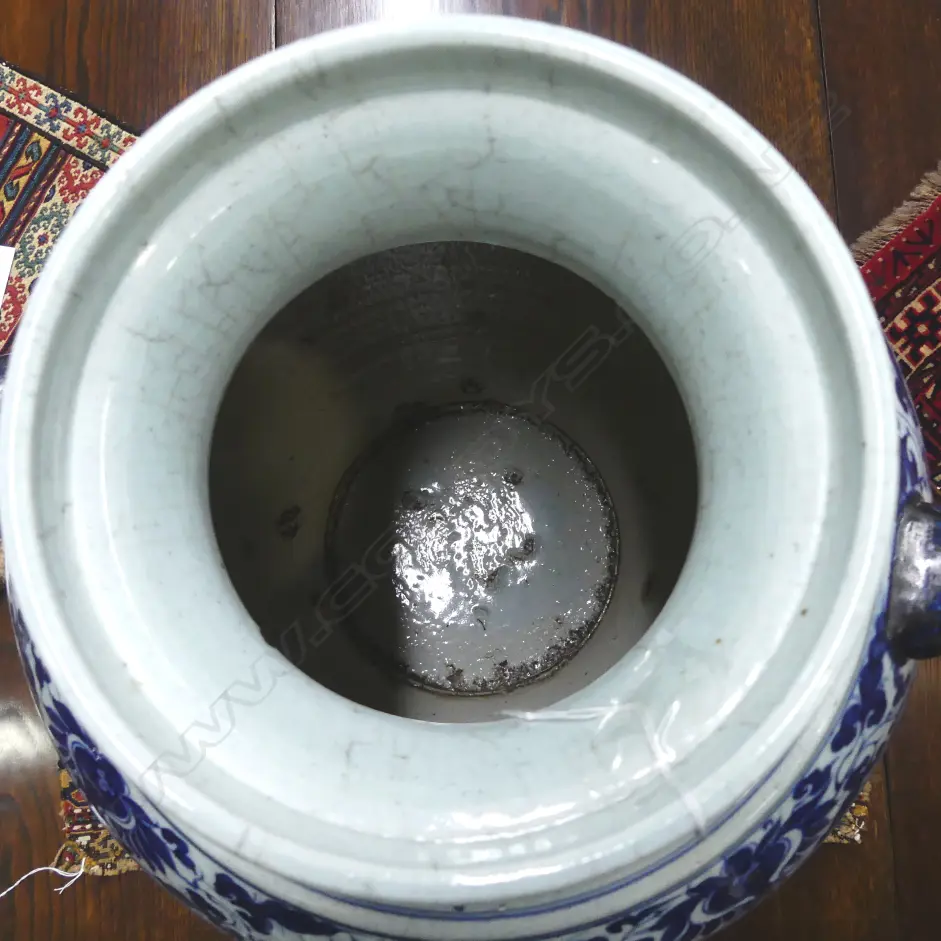 A large Chinese vase Image 1++