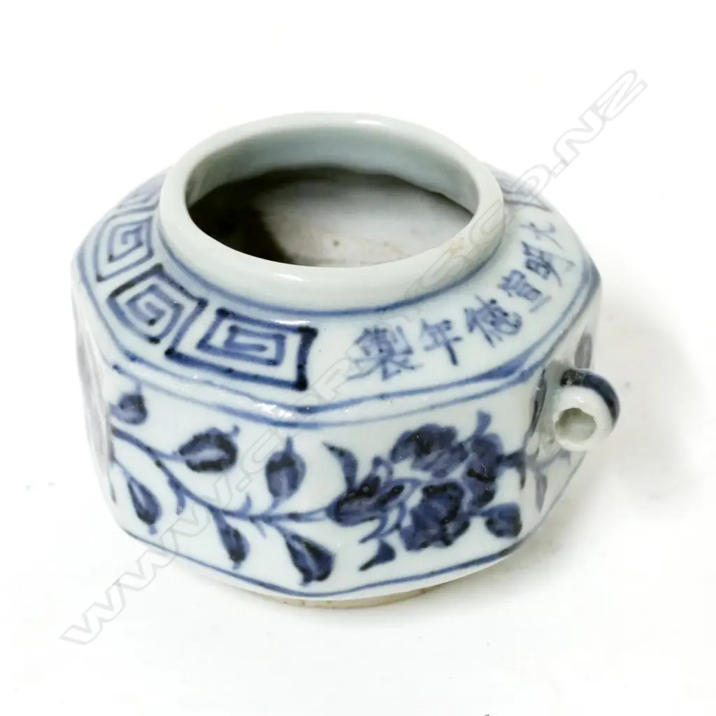 A small Chinese blue and white octagonal jar Image 1++