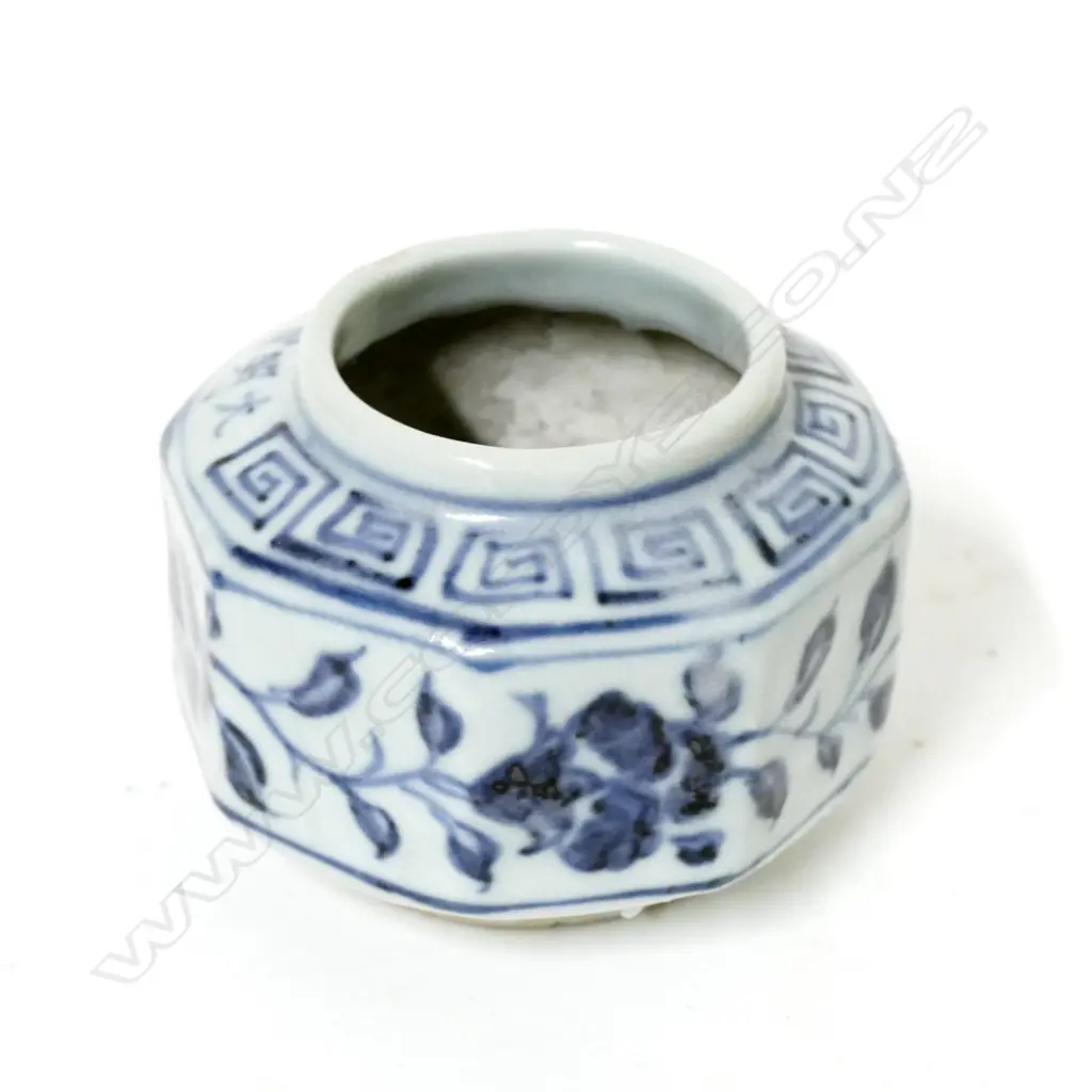 A small Chinese blue and white octagonal jar Image 1++