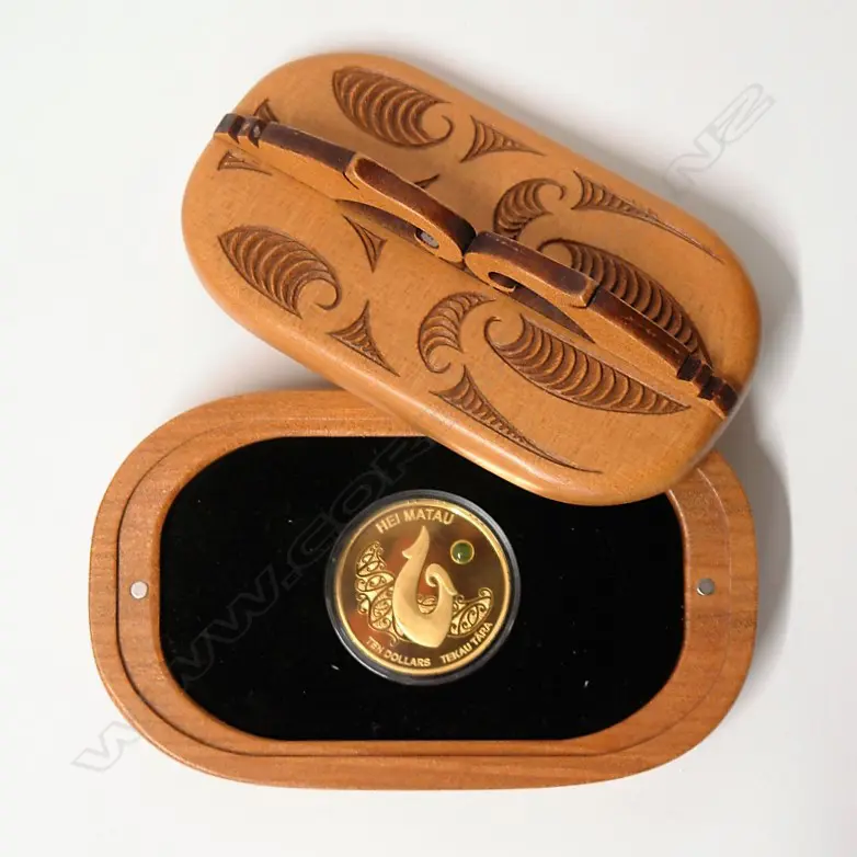 NZ Hei Matau $10 2012 gold coin Image 1++