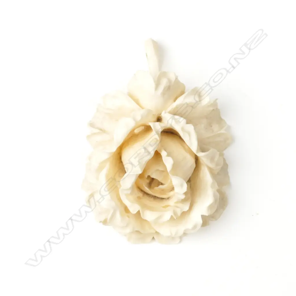 A vintage ivory pendant Image 1++