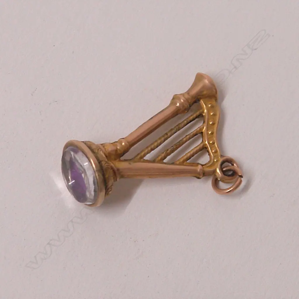 An early 20thC 9ct. yellow gold and amethyst harp form fob seal Image 1++
