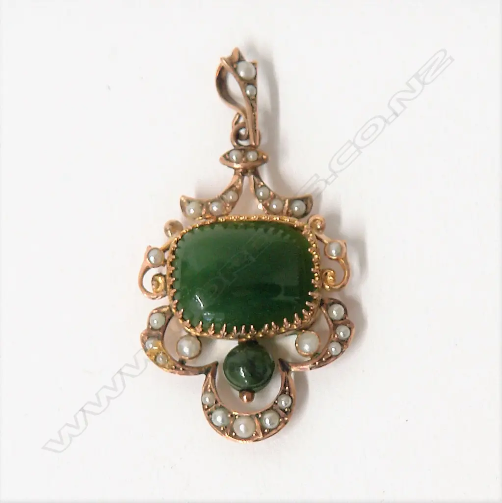An Edwardian 9ct. yellow gold greenstone and seed pearl pendant Image 1++