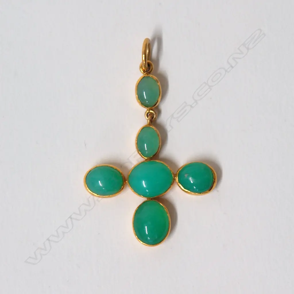 A vintage 18ct. yellow gold and chrysoprase cross form pendant Image 1++