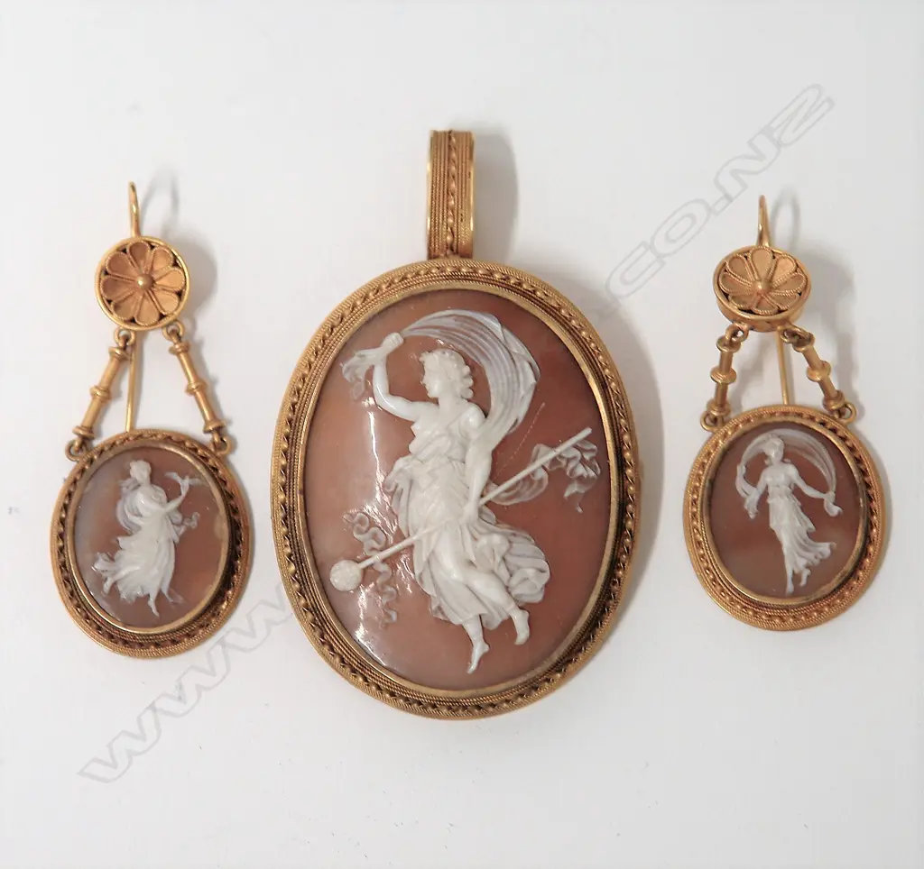 An impressive quality 15ct. yellow gold and finely carved cameo boxed pendant/brooch and earring suite Image 1++