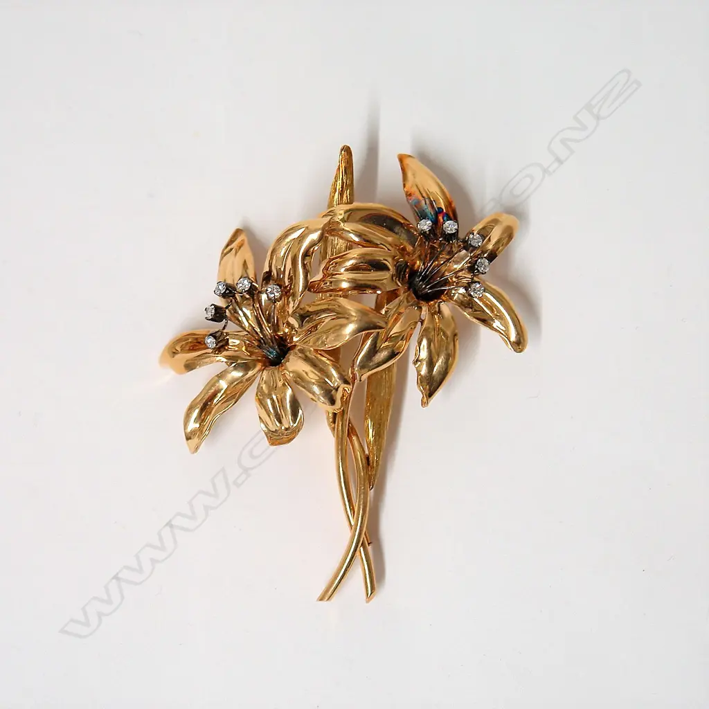 A vintage large 18ct. yellow gold and diamond floral brooch Image 1++