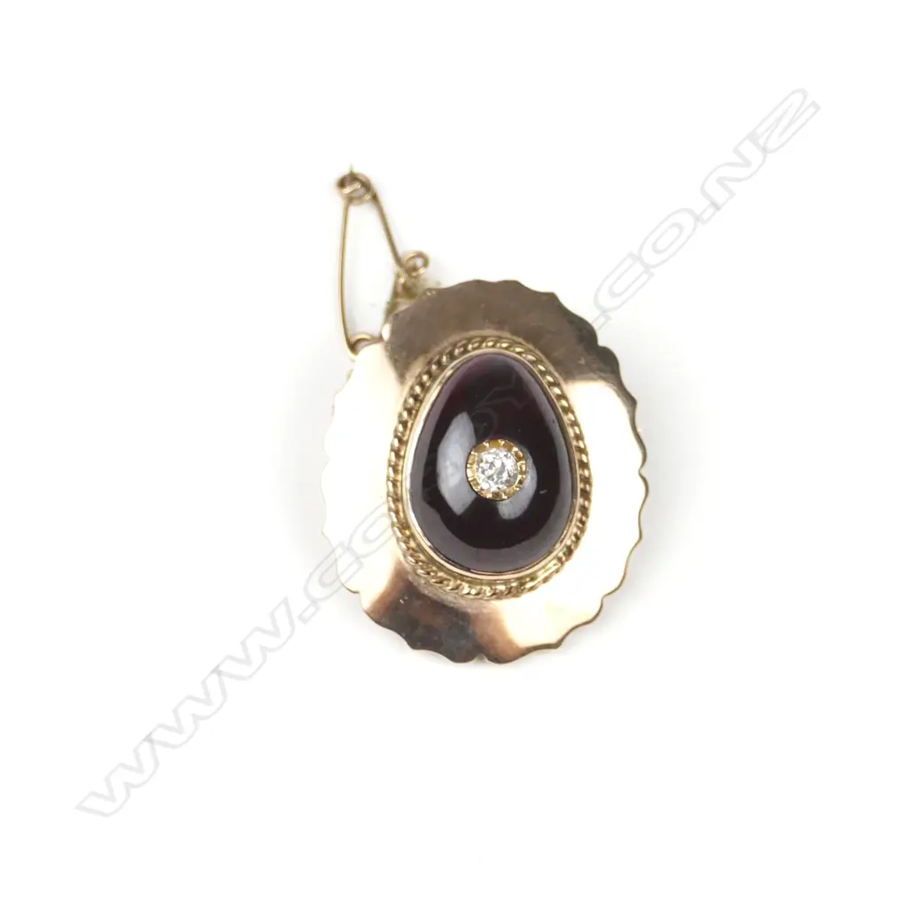 An estate 9ct. rose gold garnet and diamond brooch Image 1++
