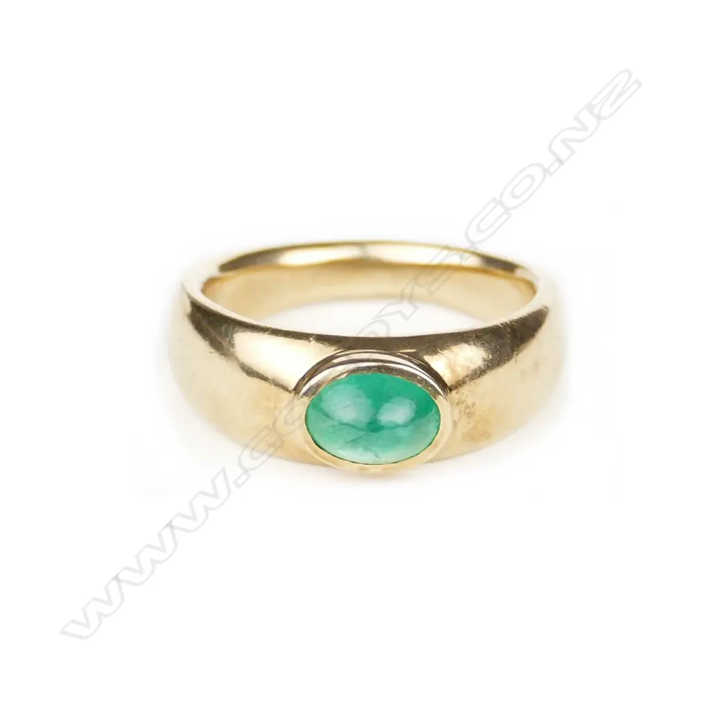 A 9ct gold and emerald ring Image 1++