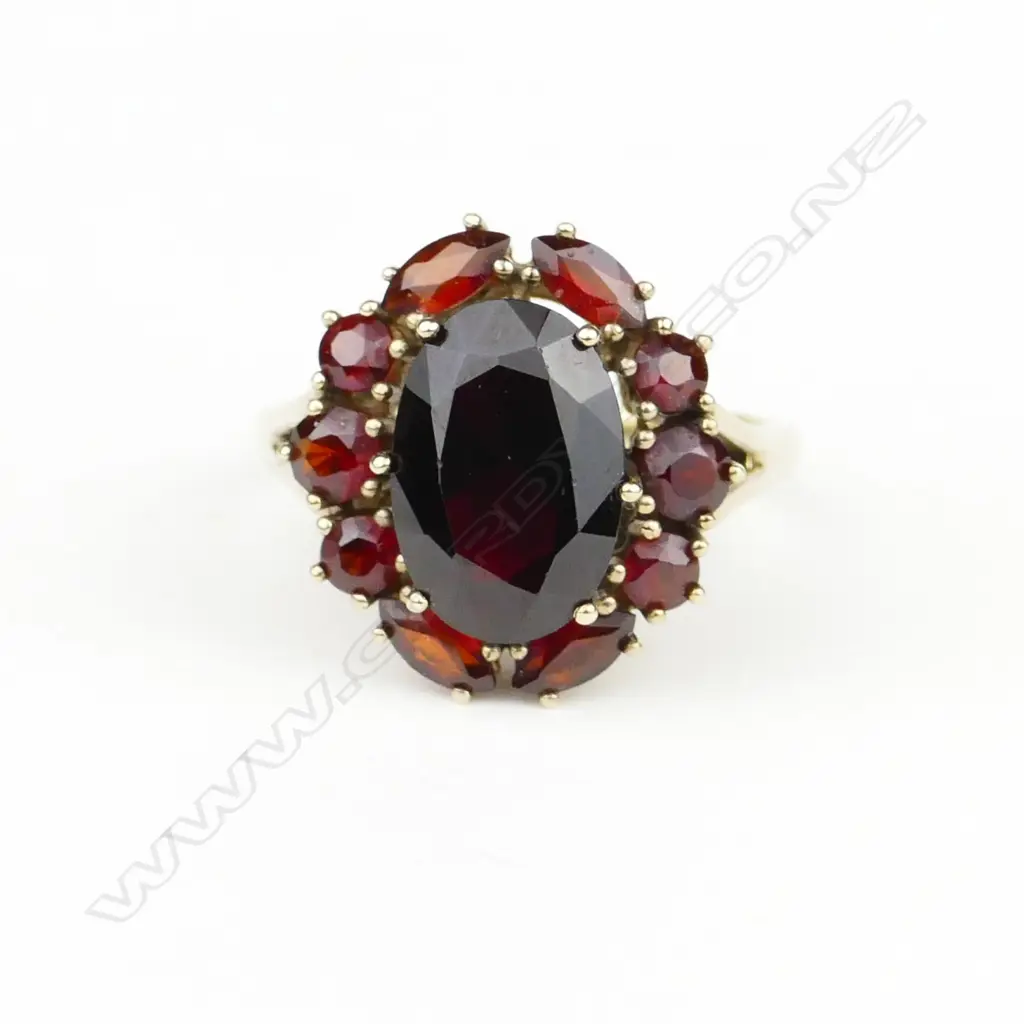 A vintage 8ct. gold and Bohemian garnet cluster ring Image 1++