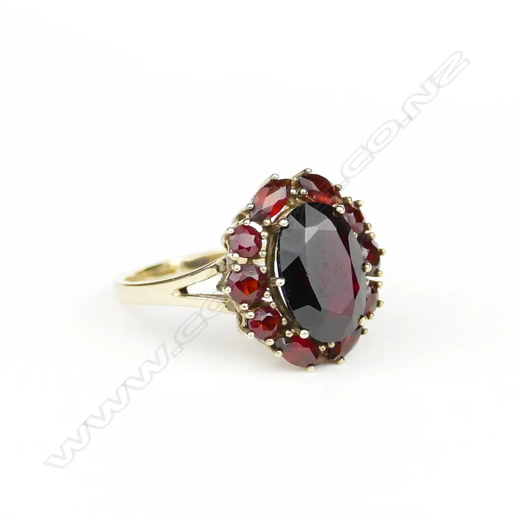 A vintage 8ct. gold and Bohemian garnet cluster ring Image 1++