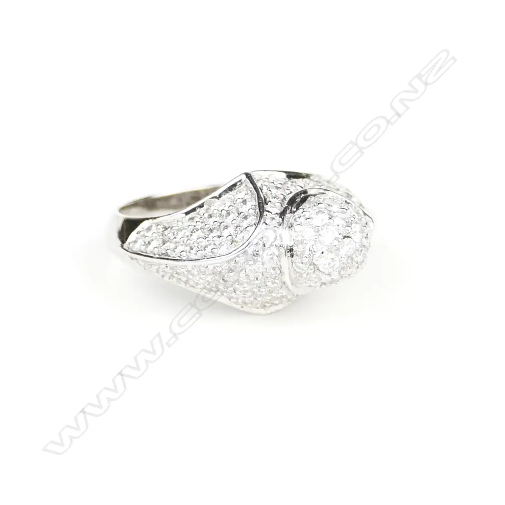 An 18ct white gold and diamond ring Image 1++