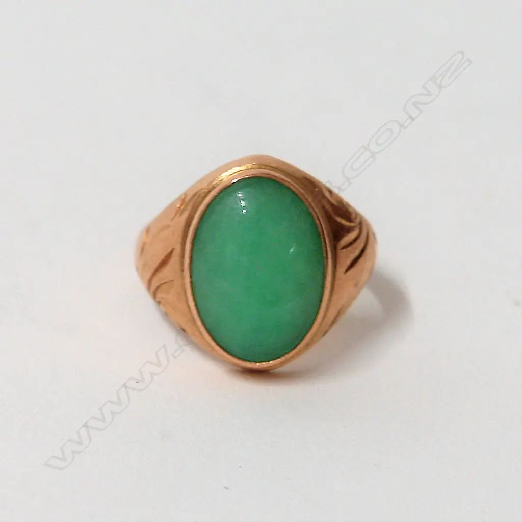 A vintage 22ct. yellow gold and jadeite ring Image 1++