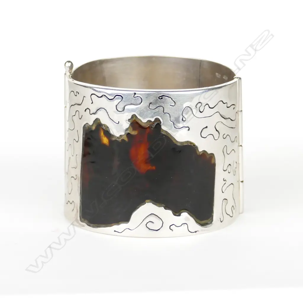A Refia Sacks bespoke silver and tortoise shell hinged bangle Image 1++