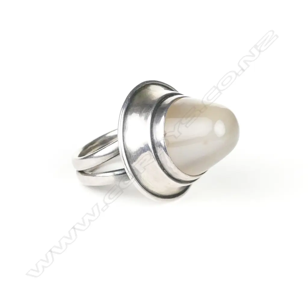 A Refia Sacks striking bespoke silver and white agate ring Image 1++