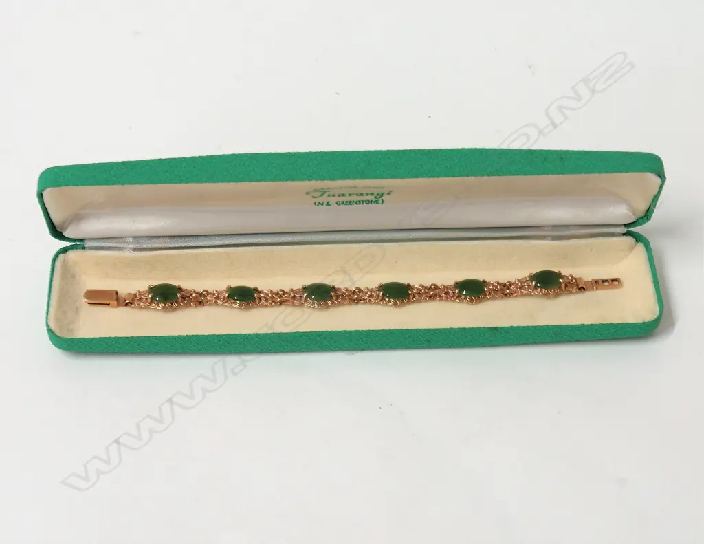 A c.1950 9ct. yellow gold and N.Z. greenstone bracelet Image 1++