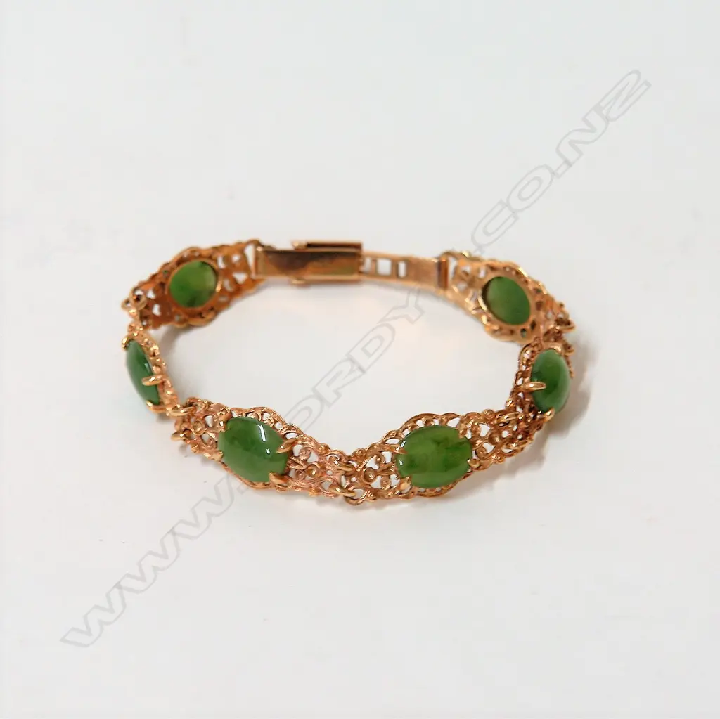 A c.1950 9ct. yellow gold and N.Z. greenstone bracelet Image 1++
