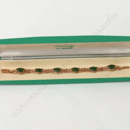 A c.1950 9ct. yellow gold and N.Z. greenstone bracelet