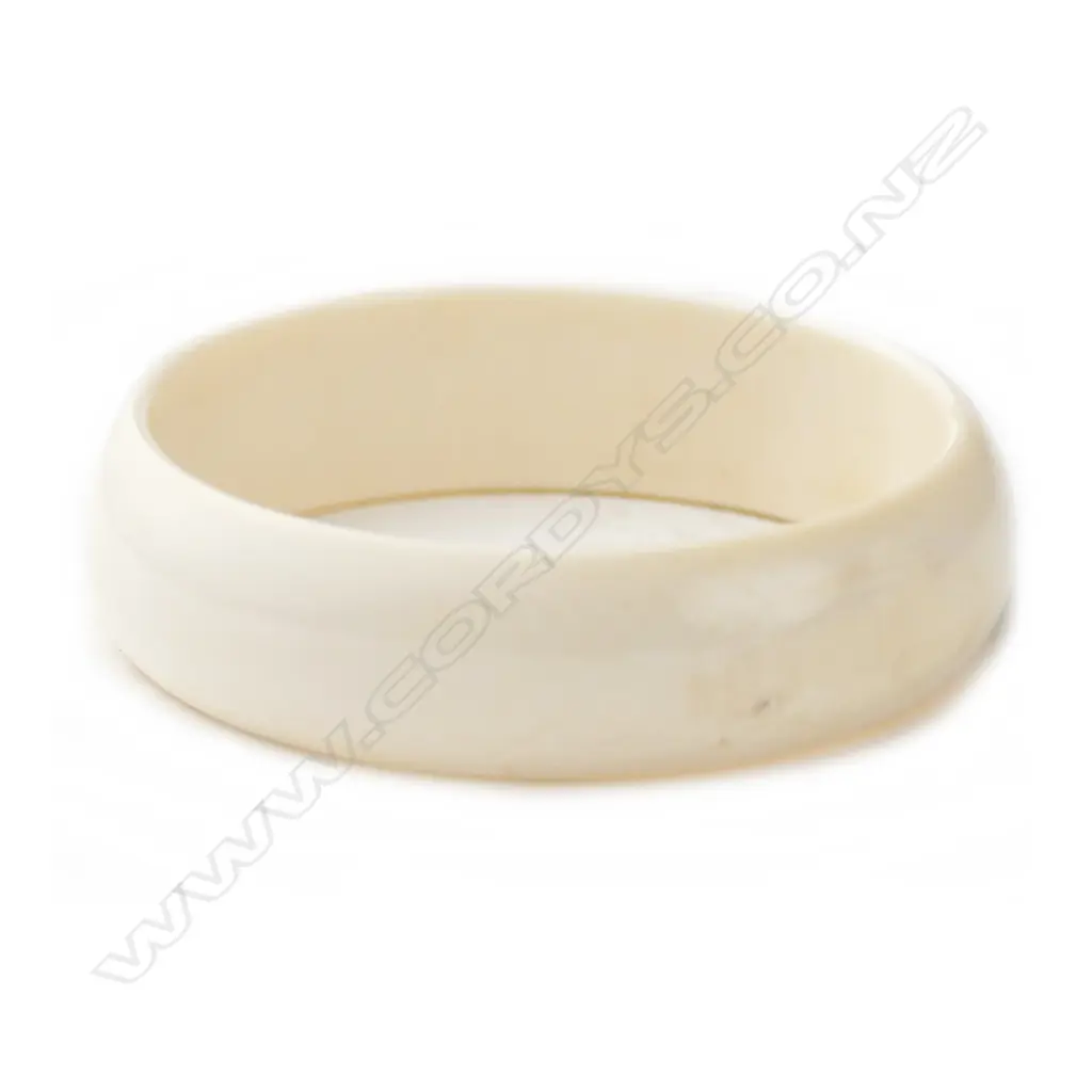 A vintage ivory bangle Image 1++