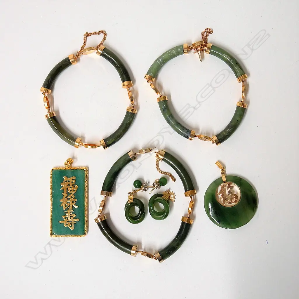 Six Chinese jade and gilt metal fitted jewellery items Image 1++