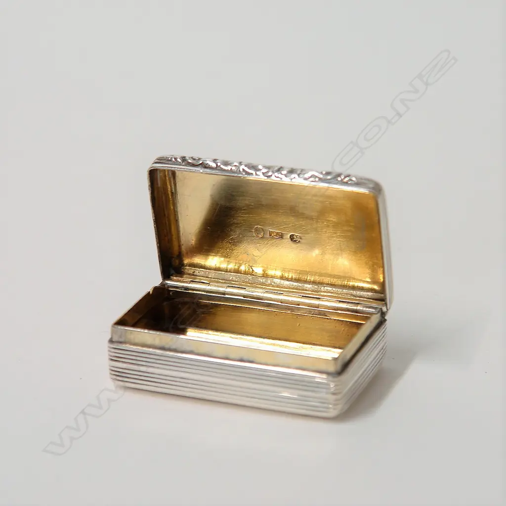 A William IV silver snuff box Image 1++