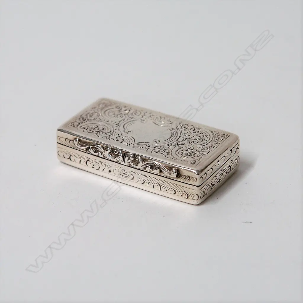 A Victorian silver snuff box Image 1++