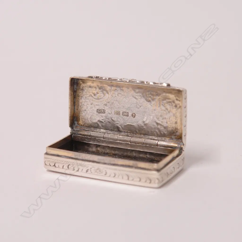 A Victorian silver snuff box Image 1++