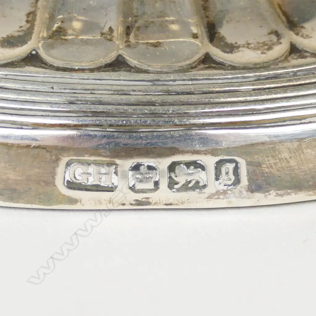 A pair of late Victorian silver candlesticks Image 1++