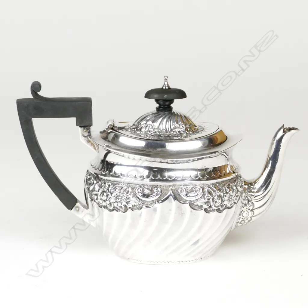 A Victorian silver bachelor's teapot Image 1++