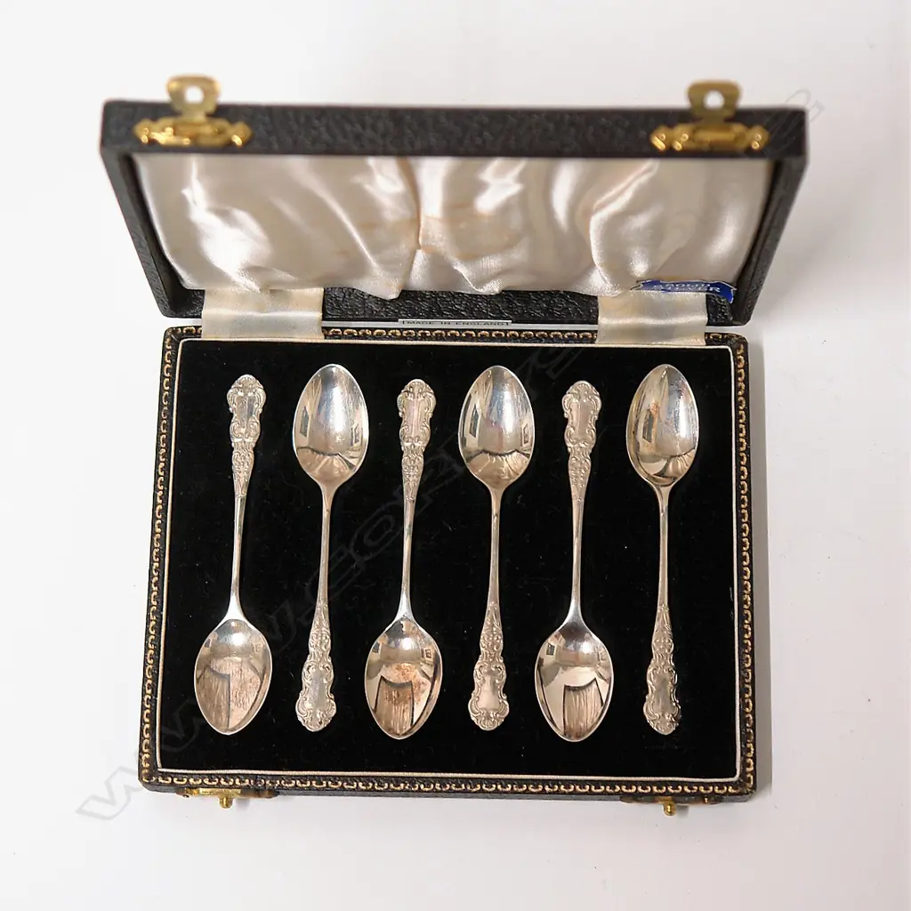 A cased set of six silver teaspoons Image 1++