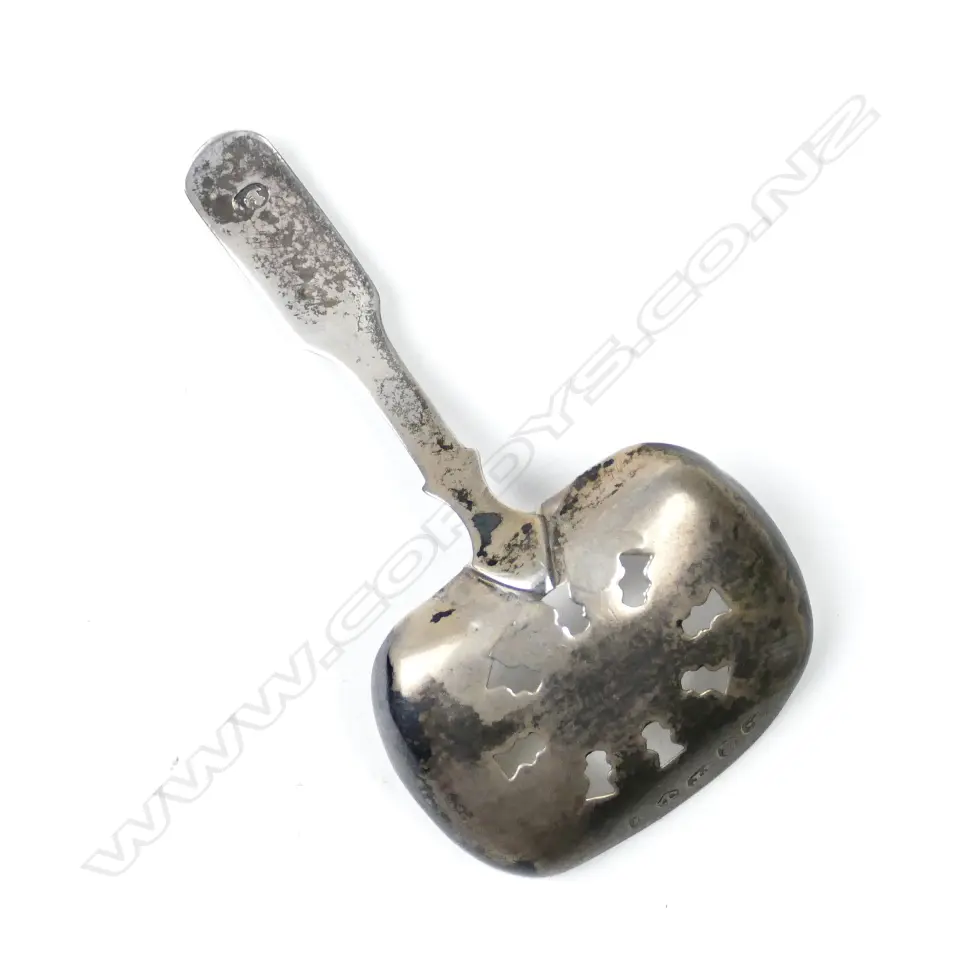 A Georgian fiddle pattern silver caddy spoon Image 1++