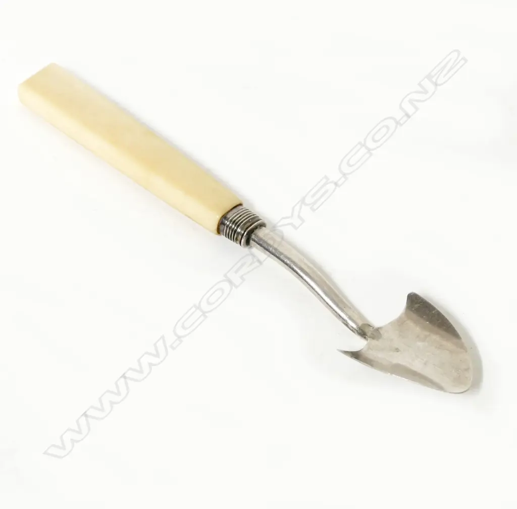 A George IV silver Stilton cheese scoop Image 1++