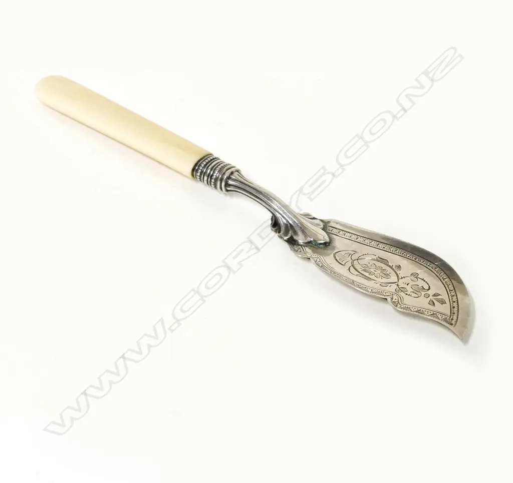 A Victorian silver butter knife Image 1++