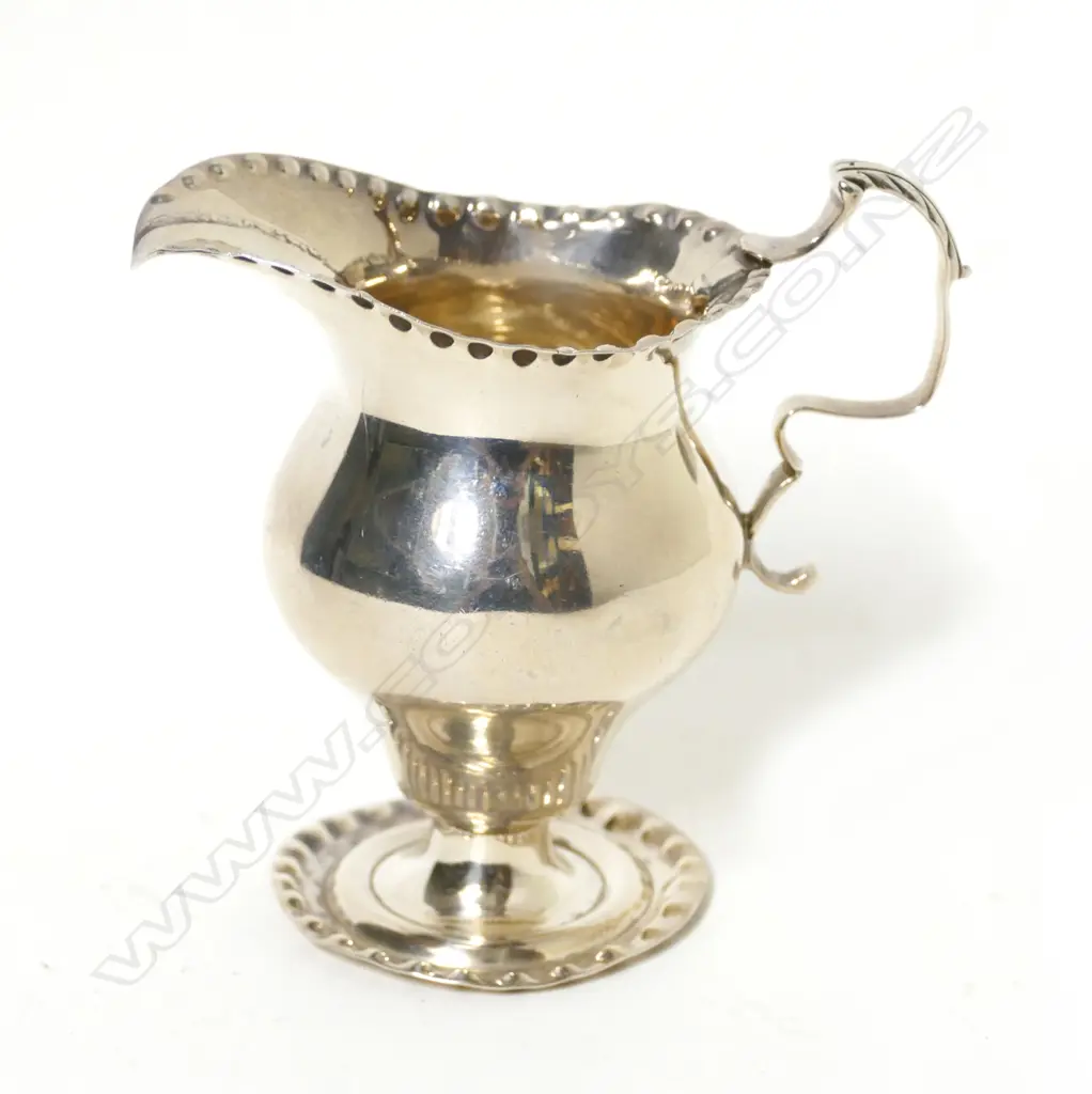 A Georgian silver cream jug Image 1++