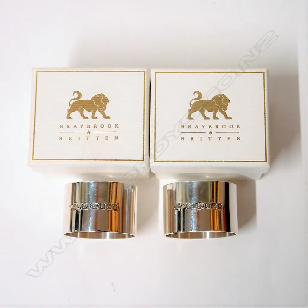 A pair of modern quality heavy silver napkin rings Image 1++