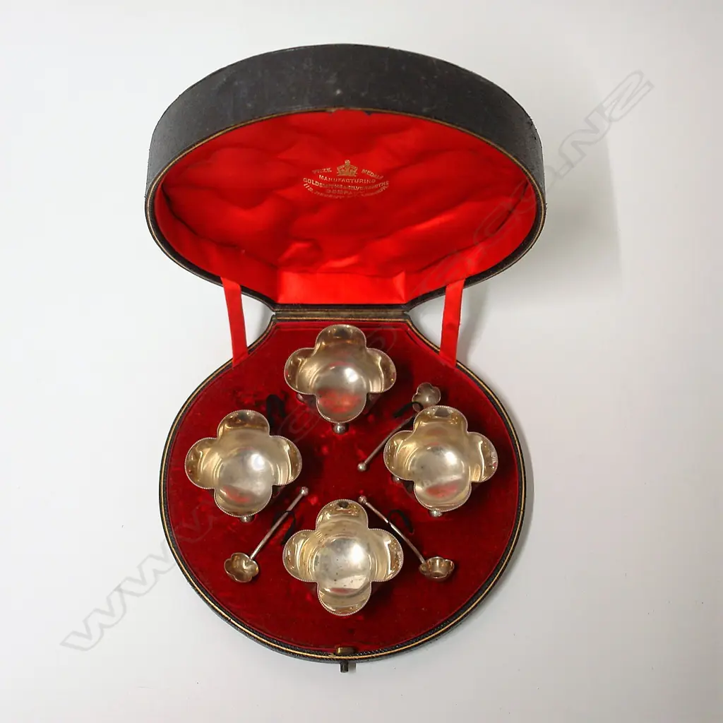 A cased set of four Victorian silver salts with spoons Image 1++