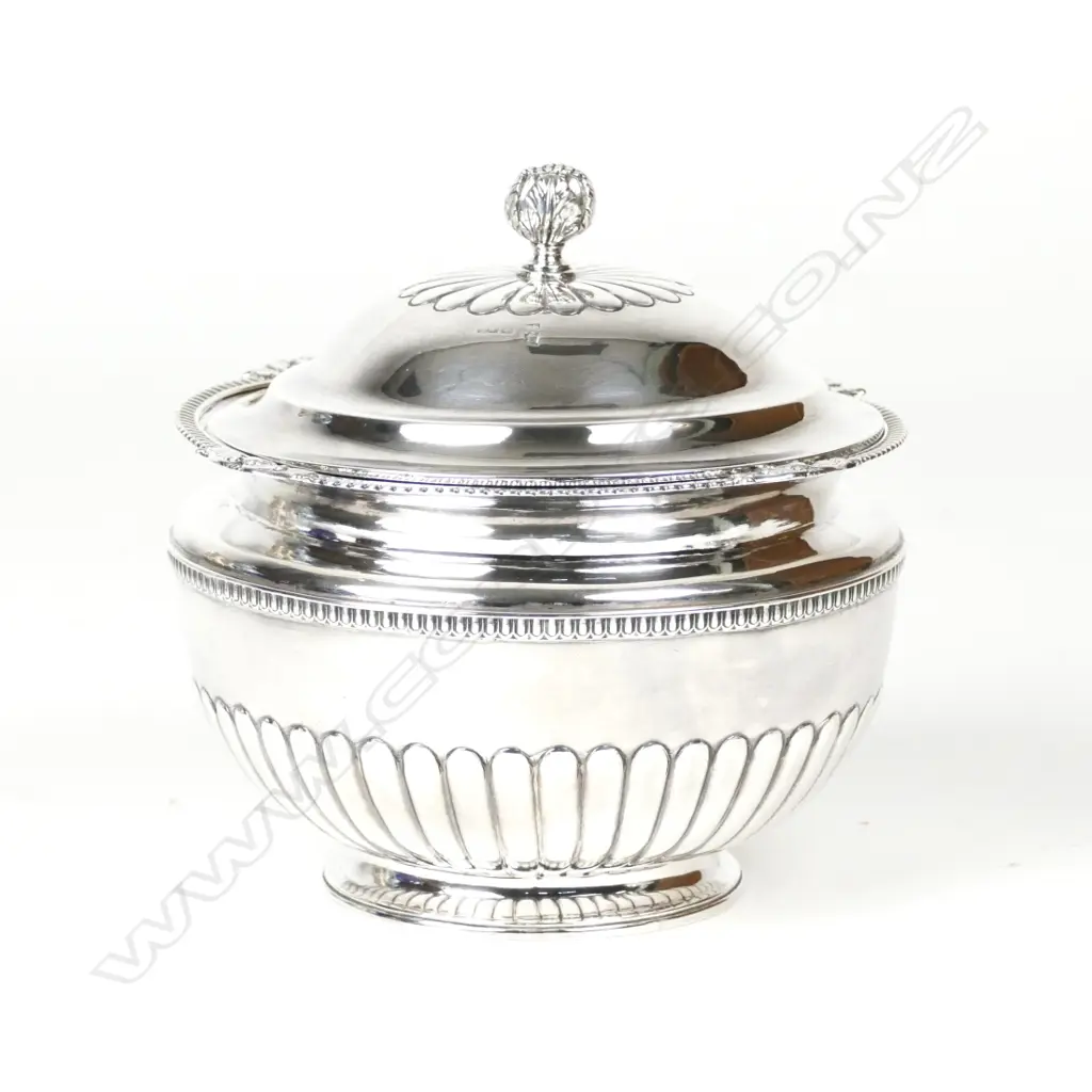 A George III Irish silver lidded bowl Image 1++