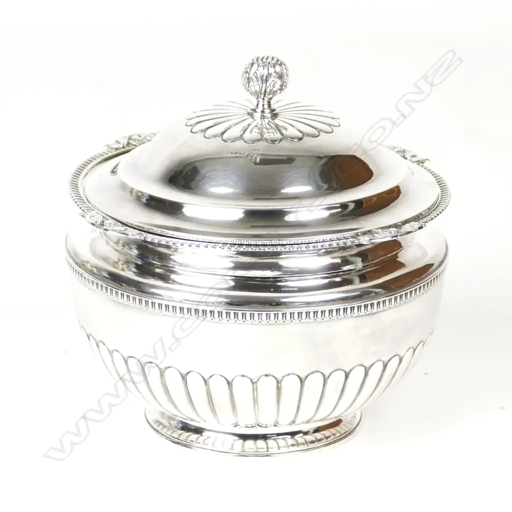 A George III Irish silver lidded bowl Image 1++