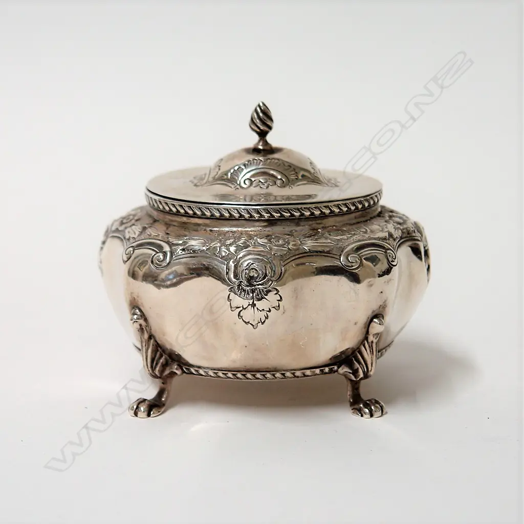 A late Victorian silver hinged lidded tea caddy Image 1++