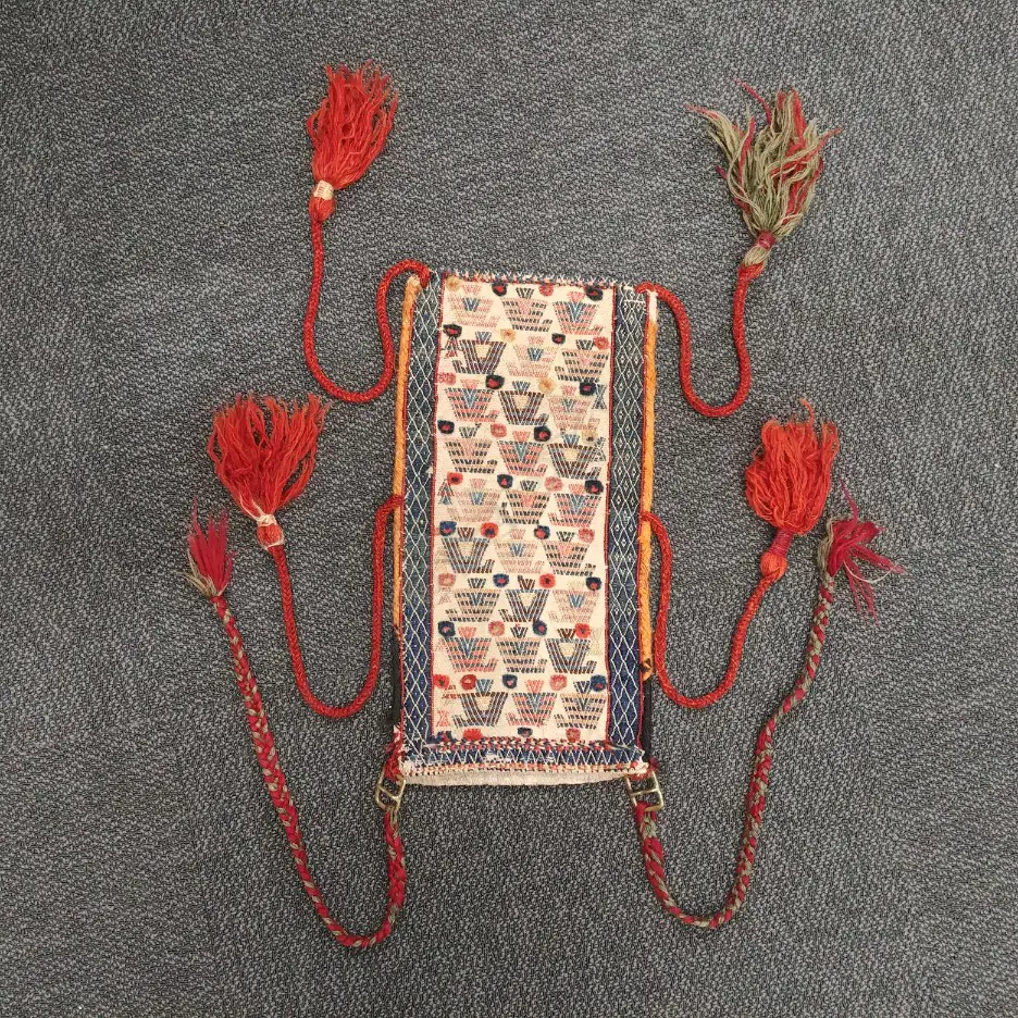 A small old Turkish kilim bag Image 1++