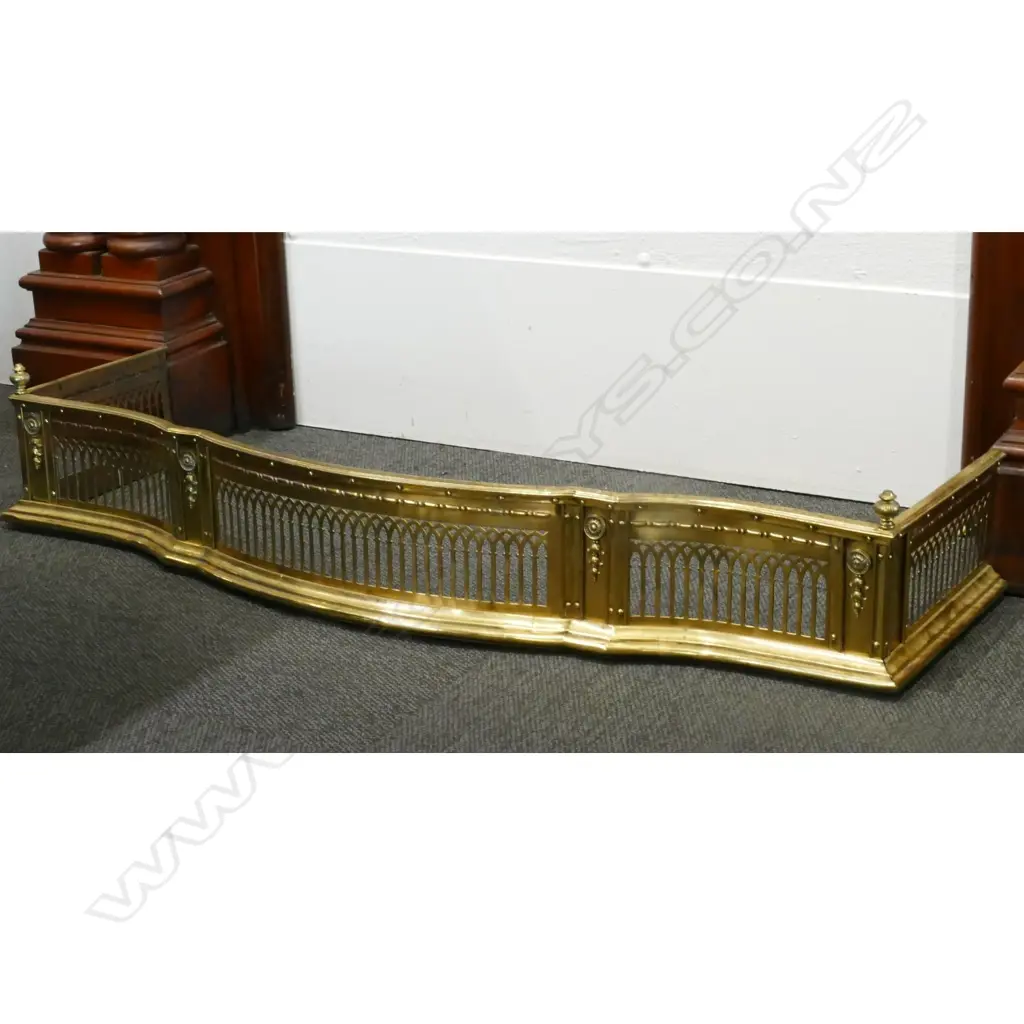 A Victorian brass fire fender Image 1++