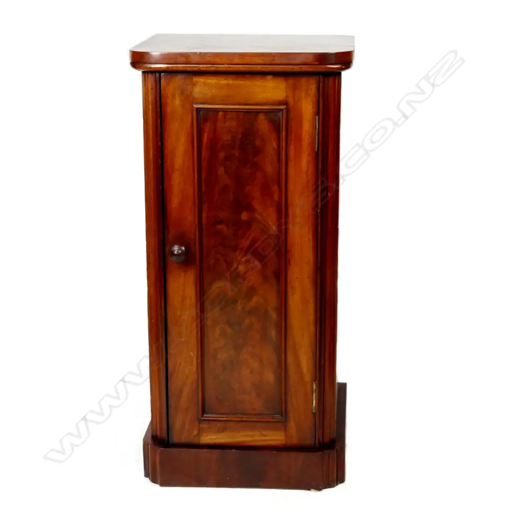 An elegant mahogany bedside cabinet Image 1++